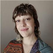 Profesora de técnicas mixtas, pintura y dibujo. Estudiante de Bellas Artes en la UPV
